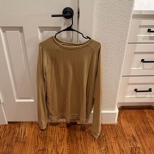 Vuori Men's Crewneck Sweater in Tan